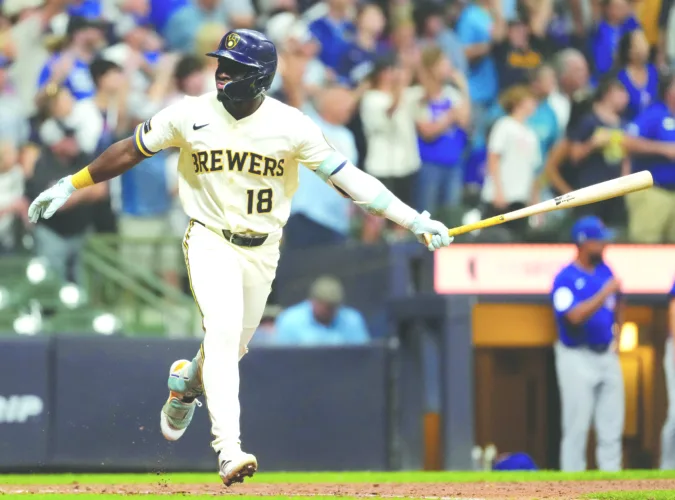 Lara’s latest heroics lift Brewers in 10 innings